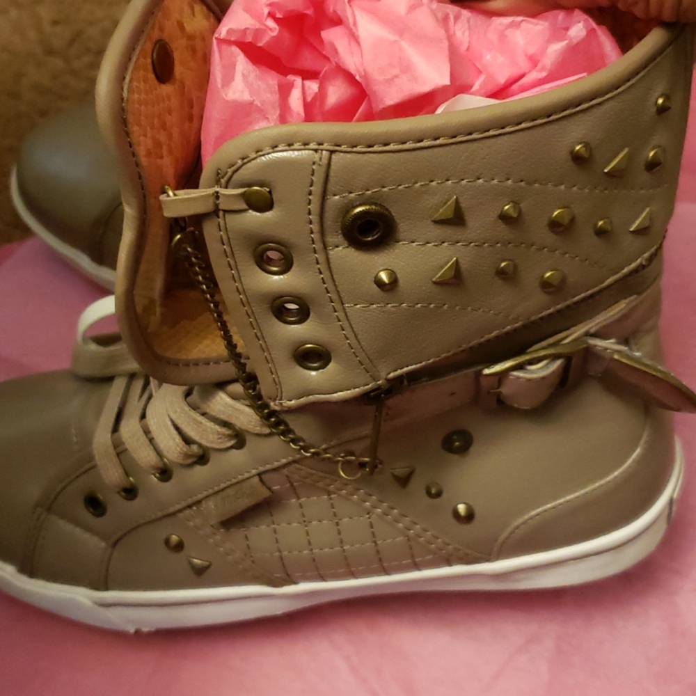 Sneaker - Picture 3 of 6